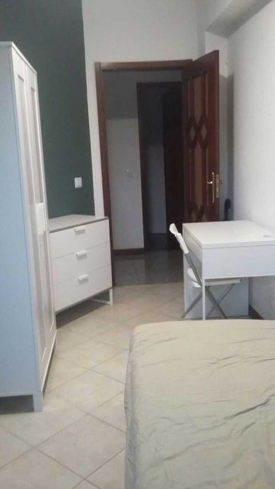 Quarto em apartamento de estudantes no Pólo, ao pé do ISEP, ESS