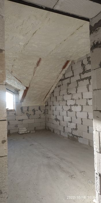 Утеплення піною пінополіуретаном мансарди даху перекритя ППУ