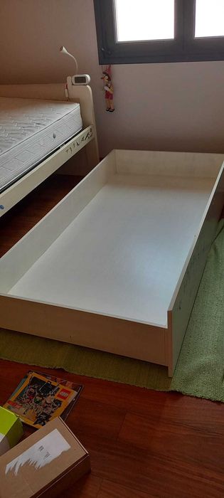 Cama de solteiro em madeira maciça com gavetão