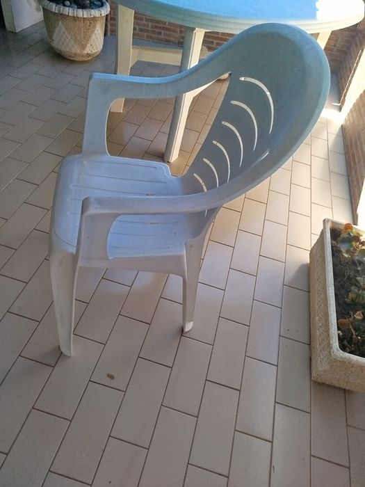 Mesa em resina branca com seis cadeiras