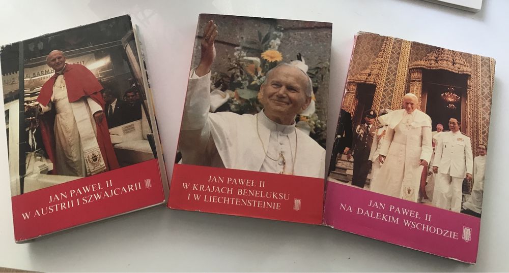 Kolekcja książek o Papieżu.