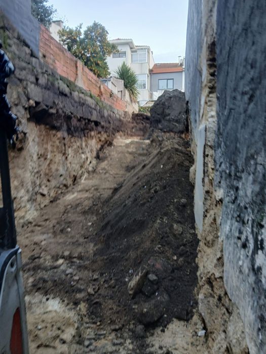 Demolições /desmonte manual de  edifícios em  pedra