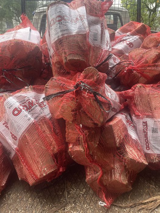 Lenha seca de eucalipto em saco