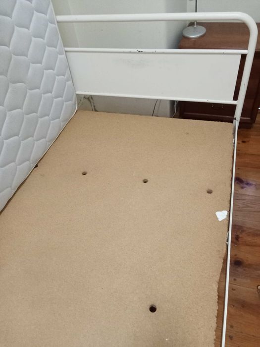 Cama de solteiro em ferro