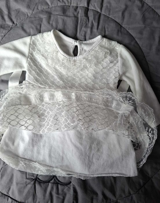 Biała sukieneczka na chrzest