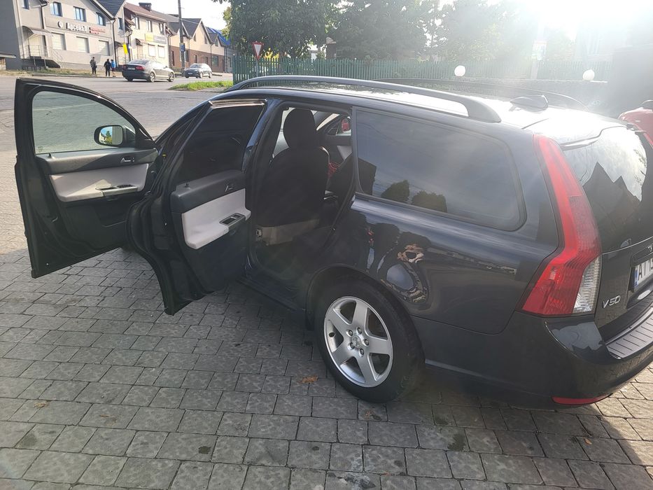 Автомобіль Volvo v50