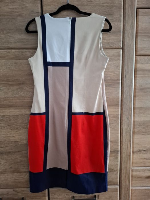 21. Sukienka o kroju etui, w stylu color-blocking