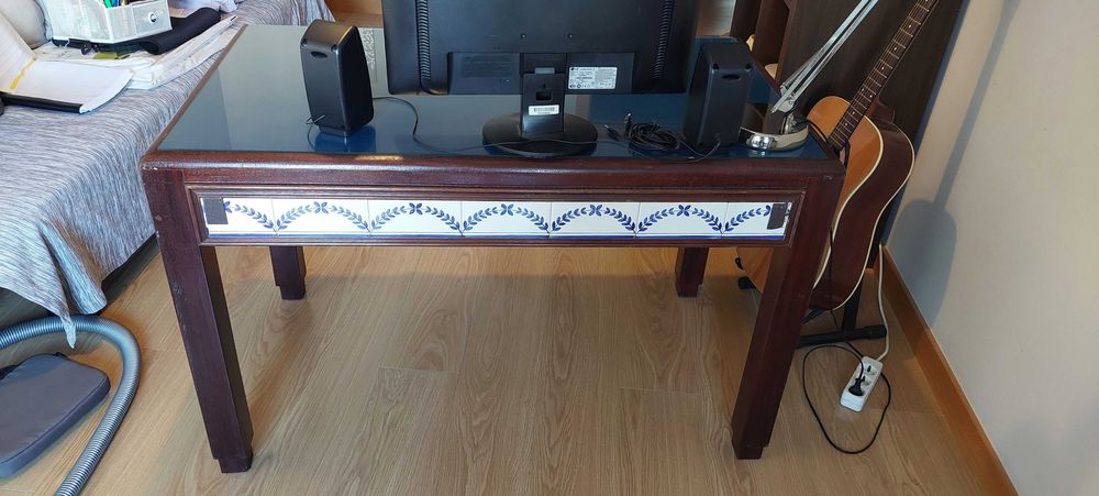 Secretária com tampo de vidro e forro