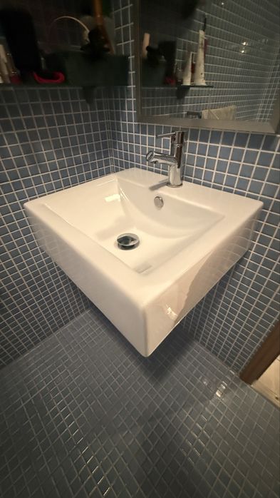Lavatorio com torneira (as medidas estao na foto)