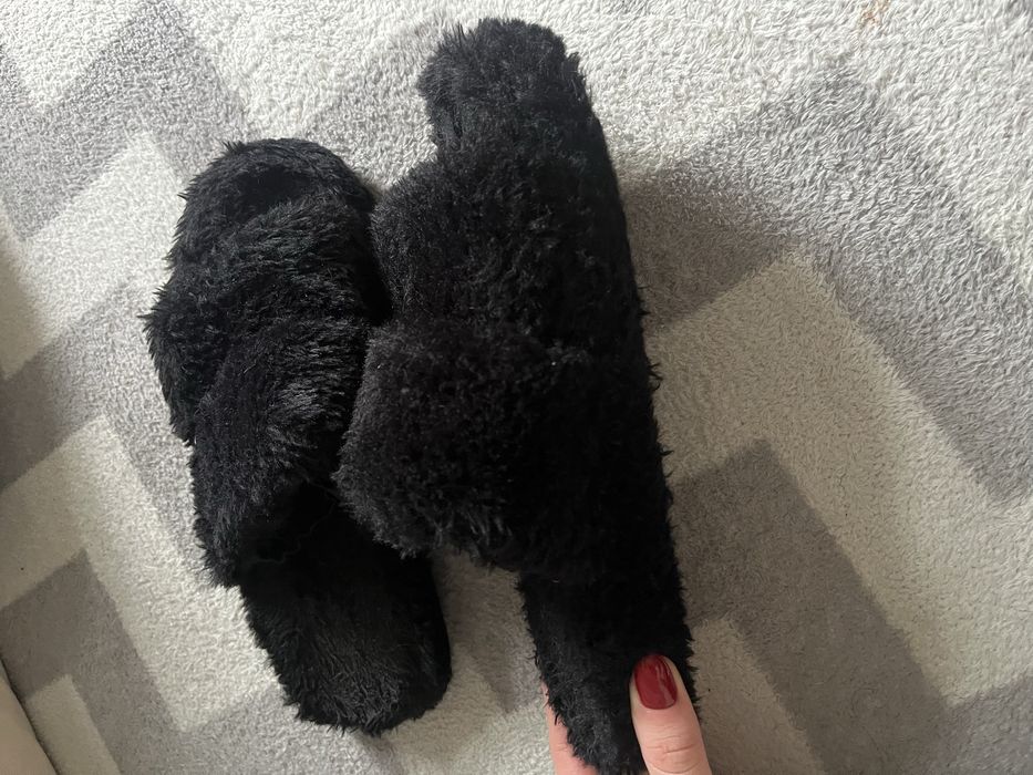 Czarne damskie puchate kapcie 39