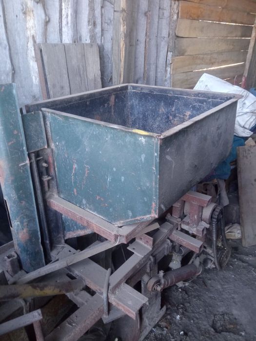 Продам картоплесаджалку під плуг