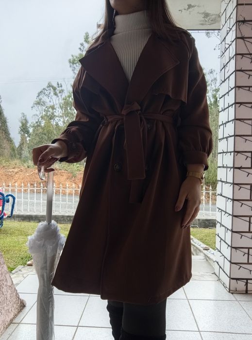 Casaco castanho com gola virada