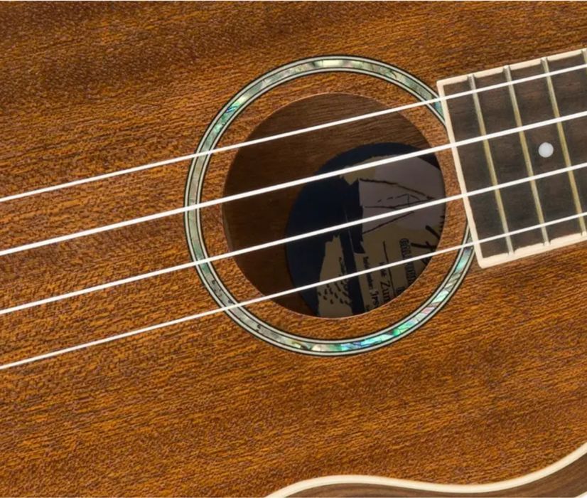 Укулеле Fender Zuma Concert + струни + тюнер-метроном