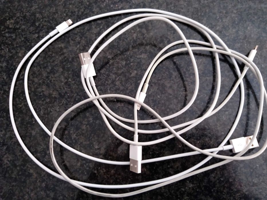 Cabos Apple originais  iPhone e iPad/ USB- A e USB- C