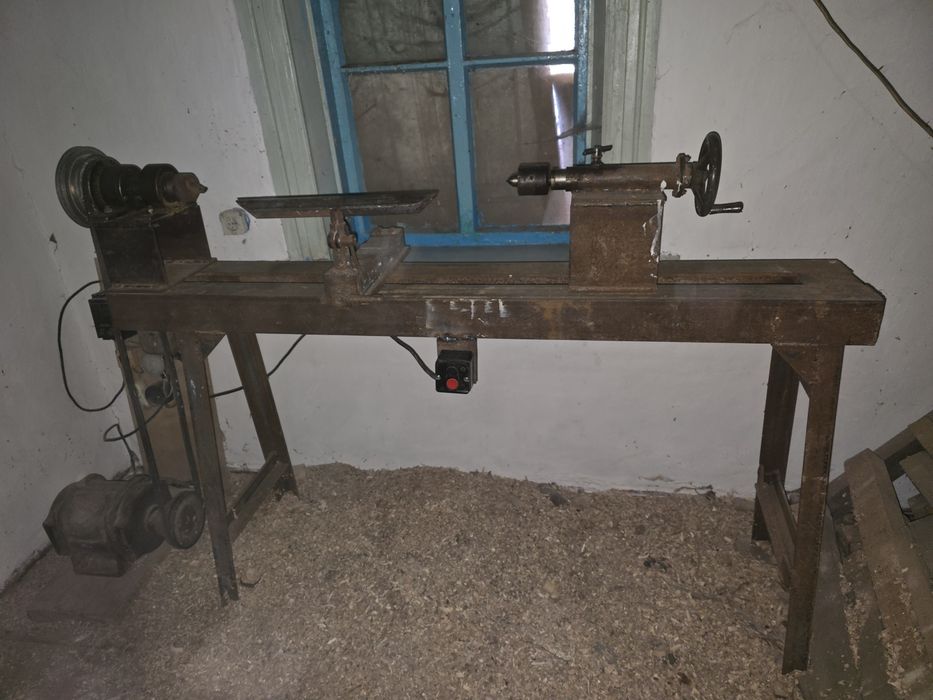 Продам токарний станок по дереву