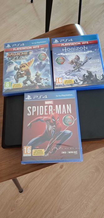Vendo Playstation 4 com oferta 3 jogos selados.