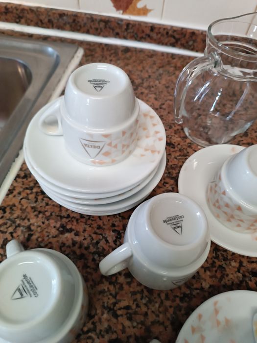 Vendo 9 chávenas de café novase 2 jarros para vinho outros líquidos