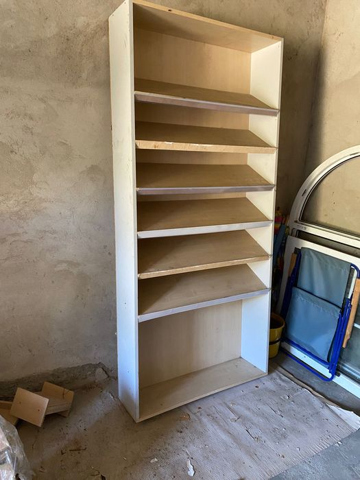 Regał ze skośnymi półkami