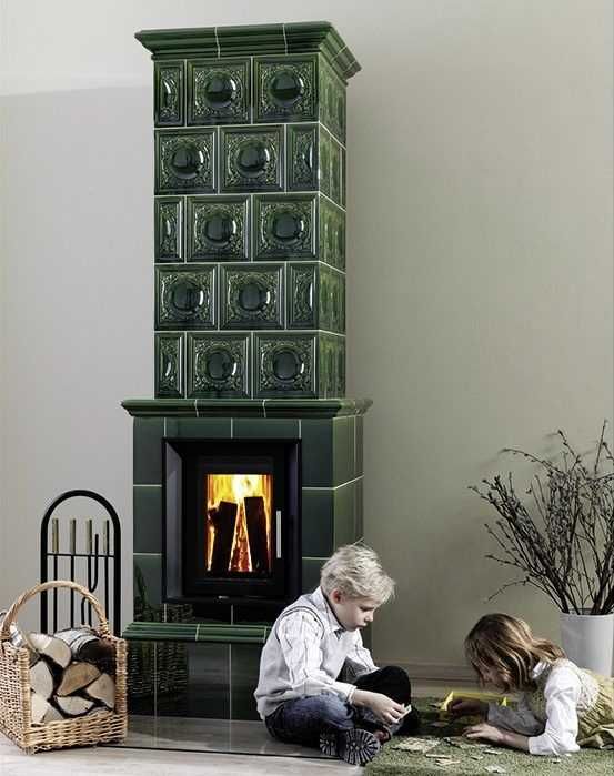 Zdrowy akumulacyjny piecokominek ogrzewający przez promieniowanie.