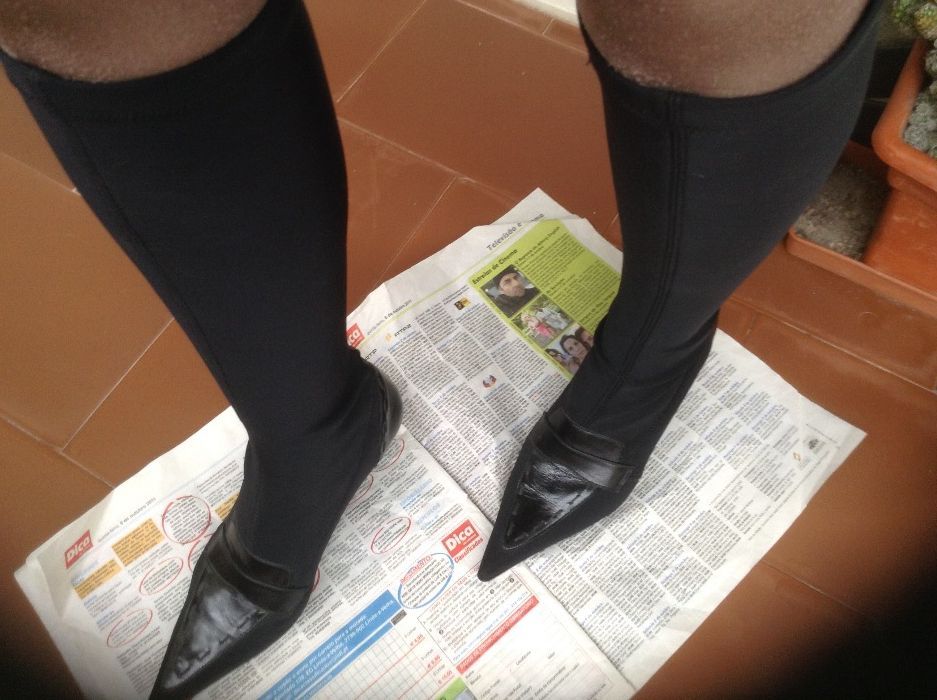 Botas pretas altas da Charles número 36