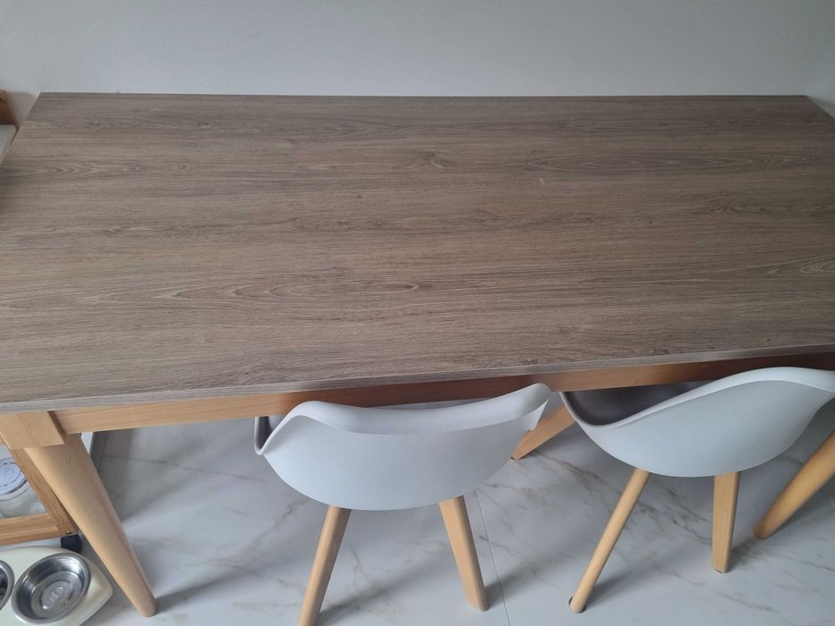 Mesa com pés de madeira
