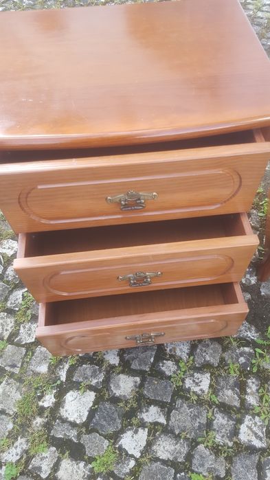 2 Bancas de cabeceira  como  novas