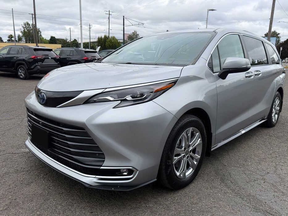 Toyota Sienna Platinum 7-Passenger      2023