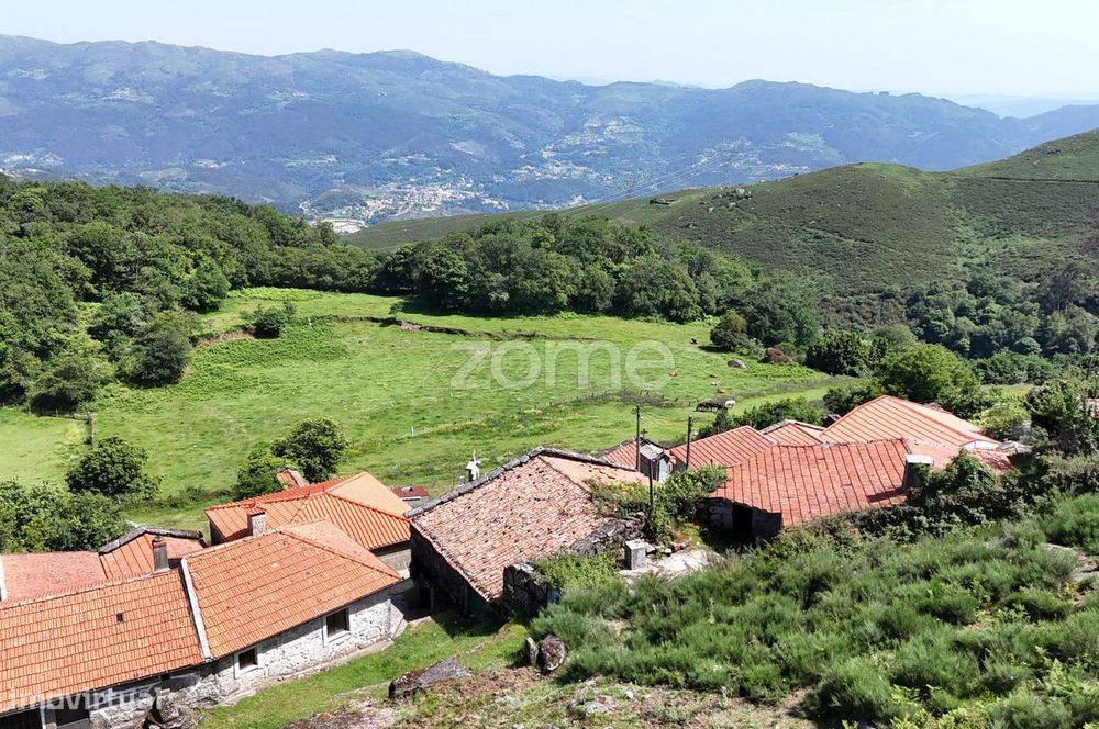 Propriedade em Valdreu, às portas do Parque Nacional da Peneda-Gerê...