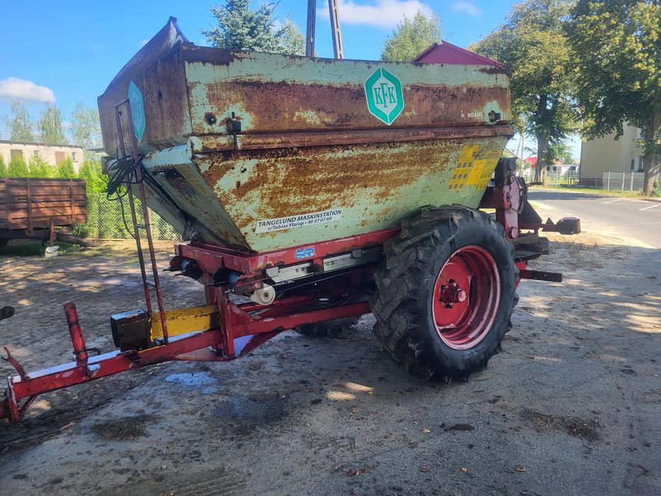 Rozsiewacz wapna wapniarka . Rcw 3 , wapniak.  Bredal B4 . Transport