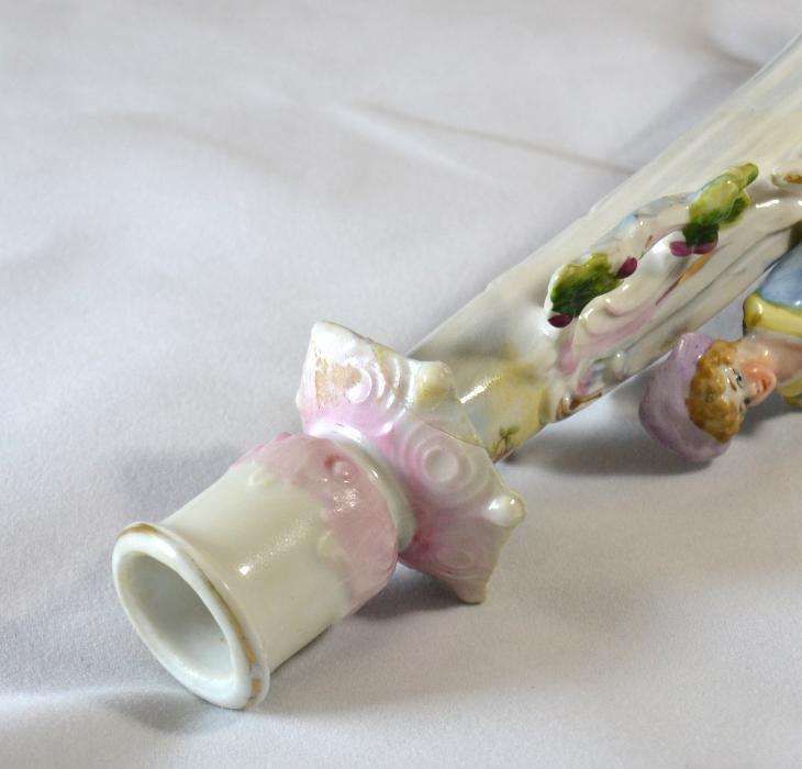 Par de castiçais em Porcelana Francesa do séc. XIX, pintados à mão