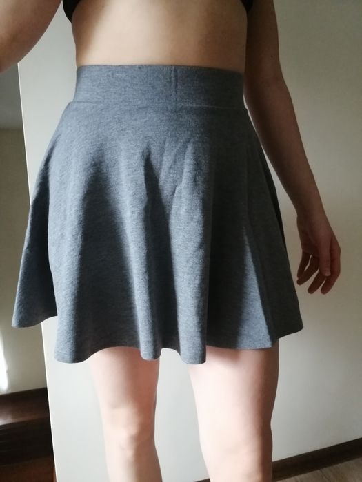 Spódnica szara krótka kloszowana Sinsay