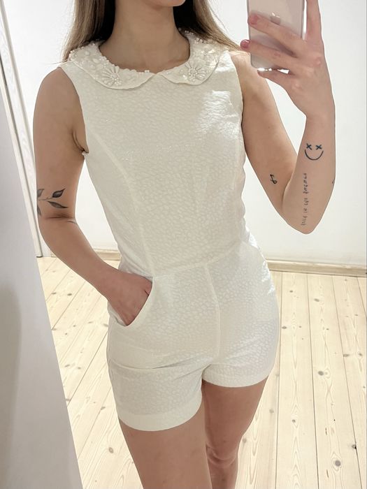 Biały krótki elegancki kombinezon