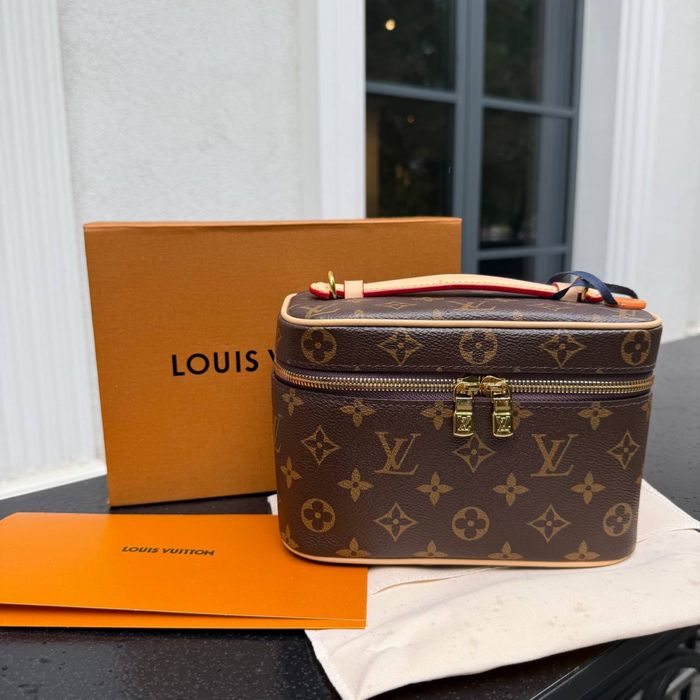 Женская кожаная сумка  Louis Vuitton Nice BB