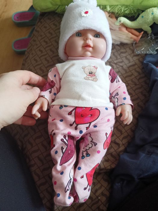 Lalka bobas wydaje dźwięki