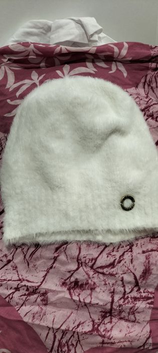 Biała czapka damska