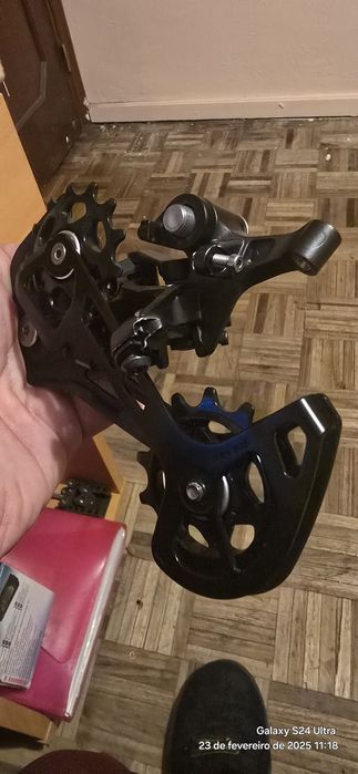 Desviador traseiro Shimano Deore de 11 velocida-
des, gaiola longa SGS