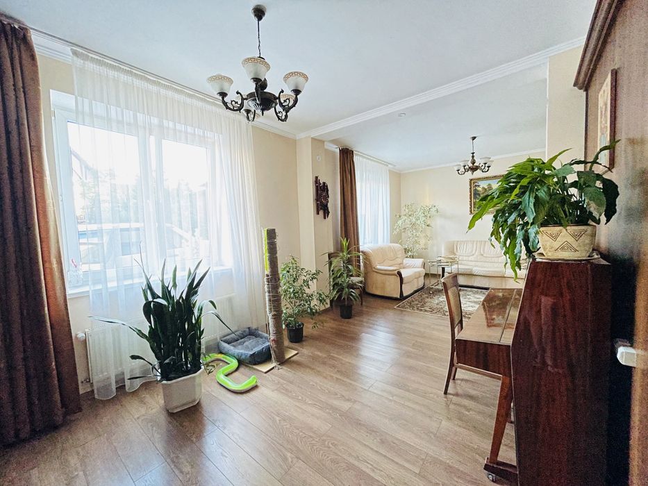 Приватний будинок в Дрогобичі (через дорогу власний бізнес - магазин)