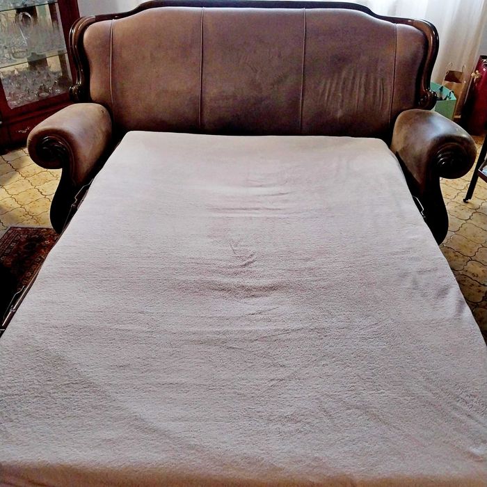 Sofás (terno) de qualidade. A restaurar/limpar uma parte dos estofos