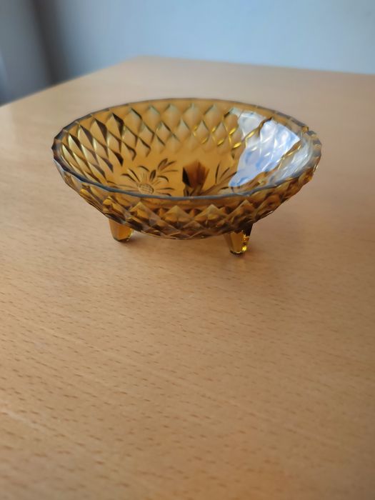Conjunto de taças em vidro castanho.