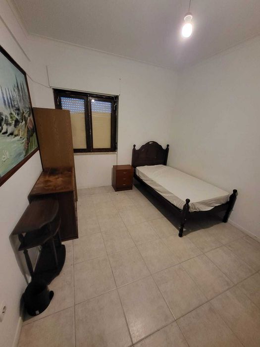 Quarto Grande para Individual, Casal ou Partilhado SEM CALÇÃO