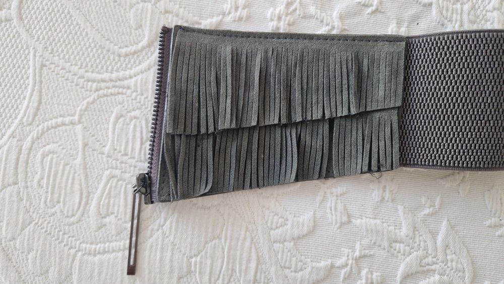 Cinto elástico cinza, 70cm, com fecho e franjas