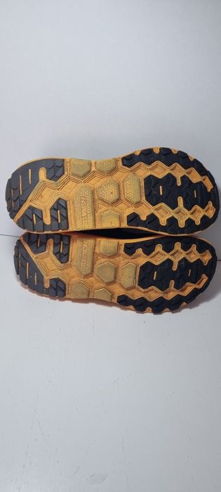 Hoka 42.       .