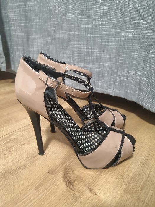 Wysokie eleganckie szpilki