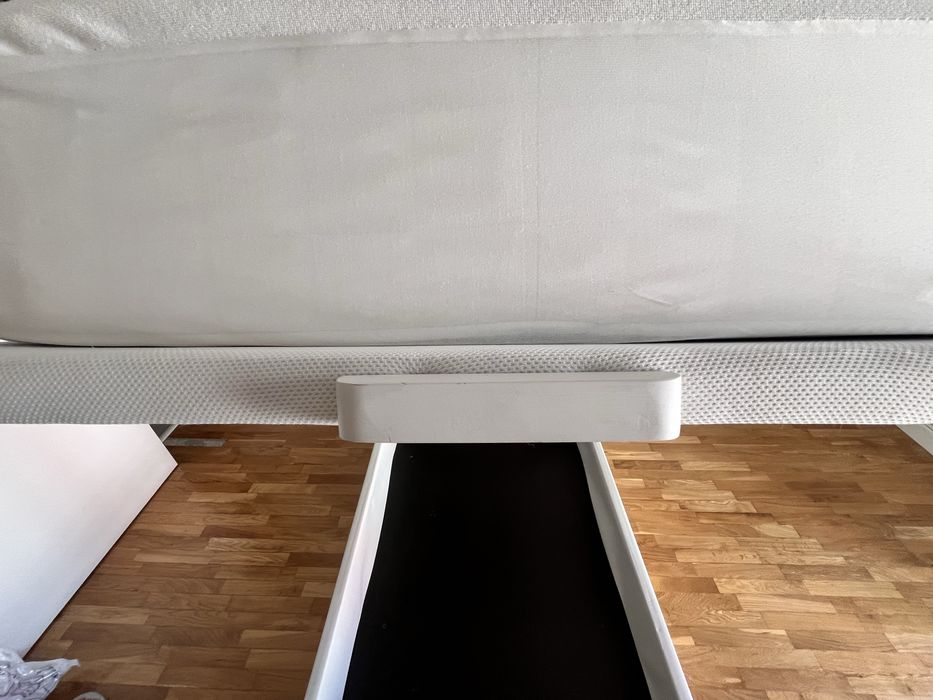 Cama 90x200 branca com grande capacidade de arrumação