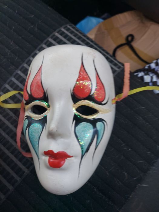 ceramiczna maska Pierrota