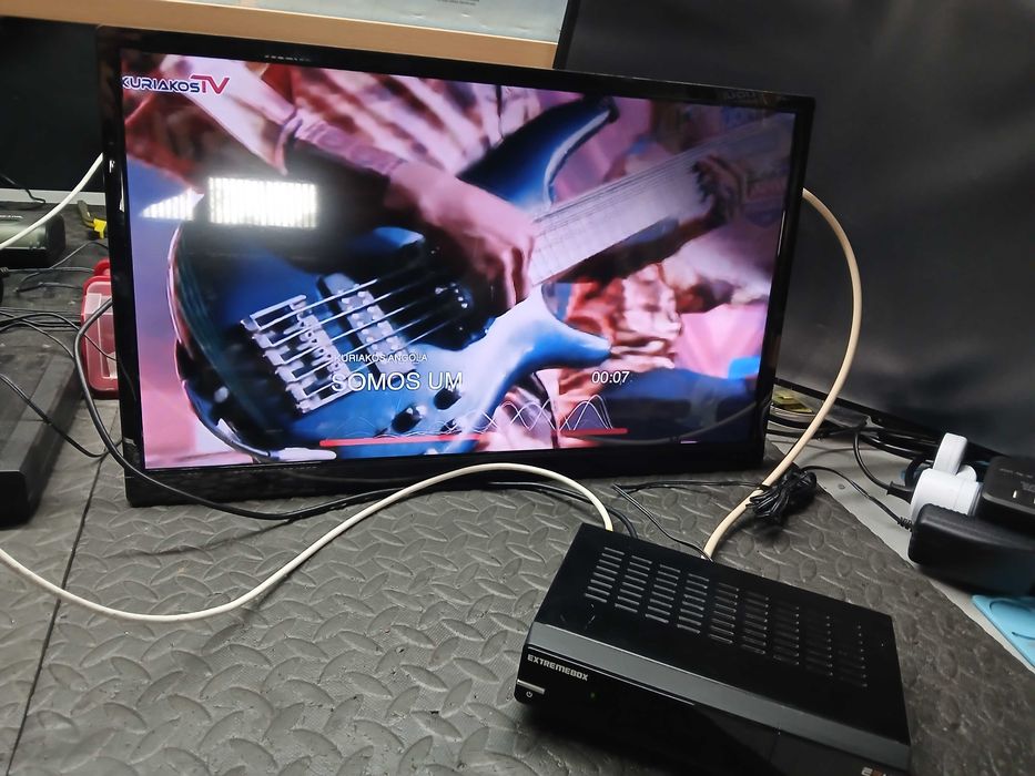 Receptor Box TV Satélite DVB-S2 Enigma2 - Extremebox E3HD - como novo!