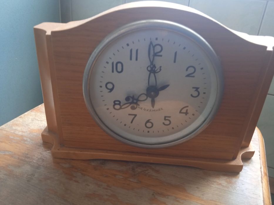 Настольные часы в дереве в рабочем состоянии продам