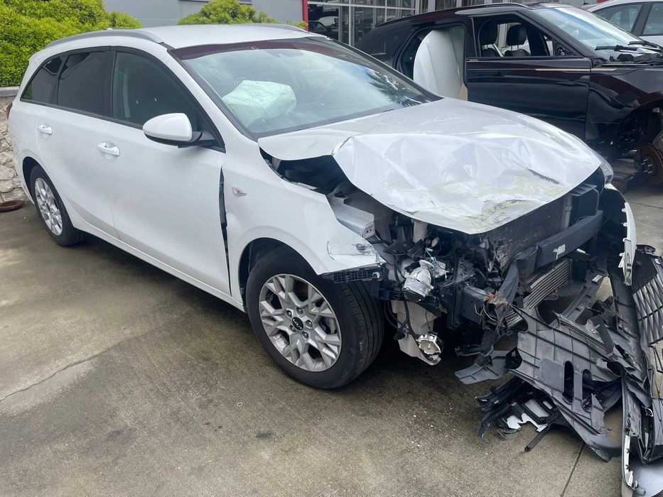 Kia Ceed SW 1.6CRDI de 2023 Salvado