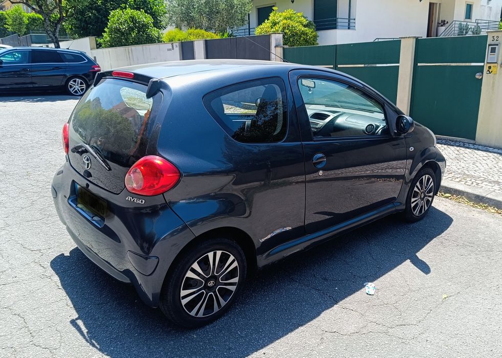 Toyota Aygo 1.0 a gasolina de 2006
Com 122 mil quilómetros 
Revisão feita até