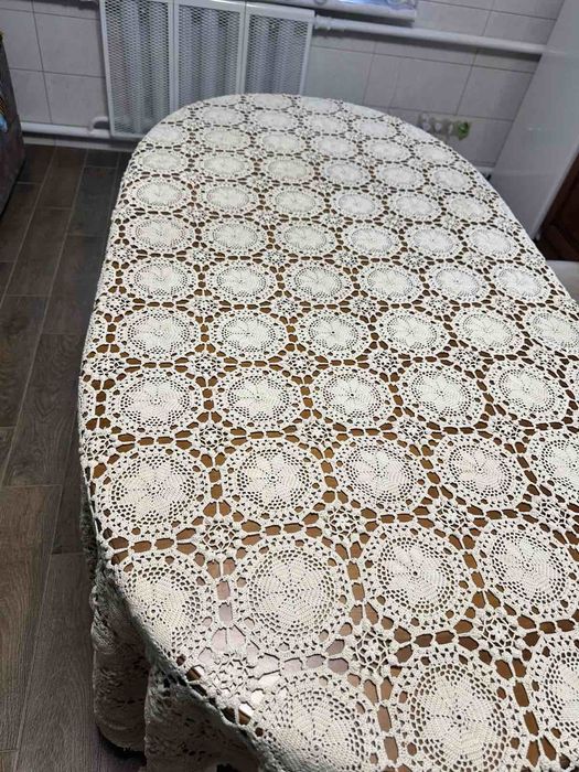 Ажурна в'язана скатертина ручної роботи